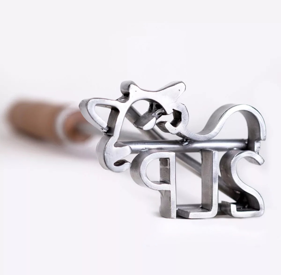 Marca com chapéu e iniciais em aço inoxidável — Marca Forte